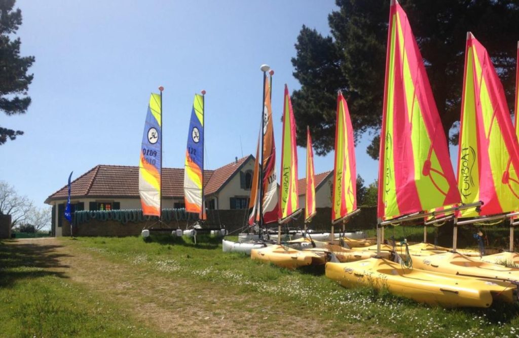 La base de la Société Nautique de Locmariaquer, catamarans gréés sur la pelouse devant le bâtiment du club